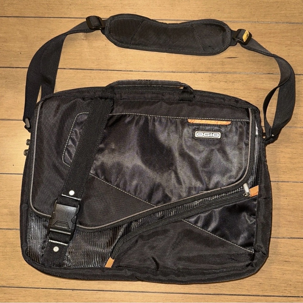 OGIO Messenger Laptop Bag Black Adjustable Strap Padded Pockets Travel Unisex